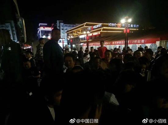 公交车上拨开奶罩揉吮