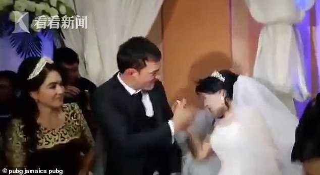 不如跳舞沙滩三个小男孩