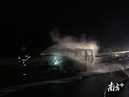 會所老闆包養兩個大學生