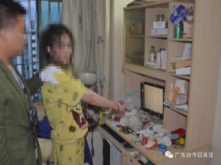 公车掀起老师裙子进入在