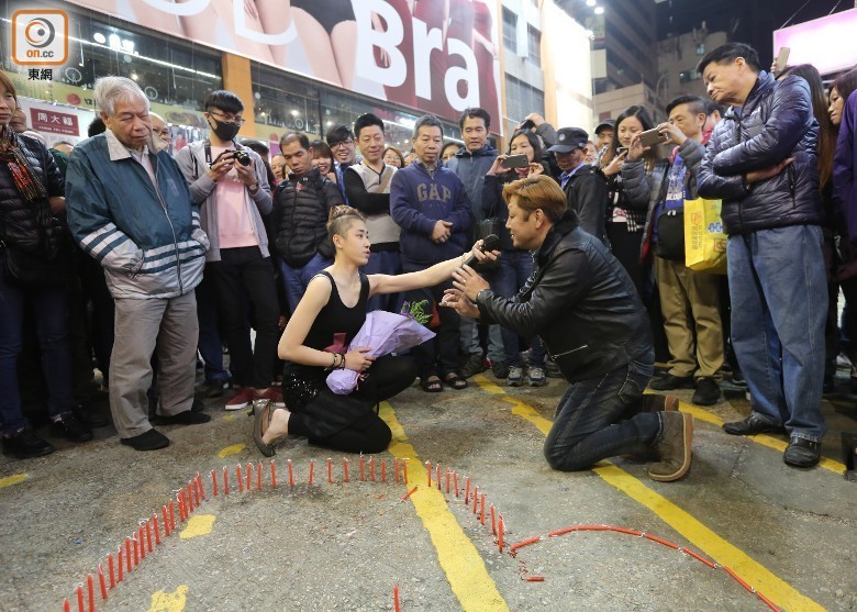 女子路边欲点蜡烛求婚 消防员拎着灭火器就位现场照片