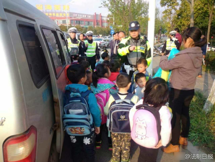 巜人妻痴汉电车成瘾4