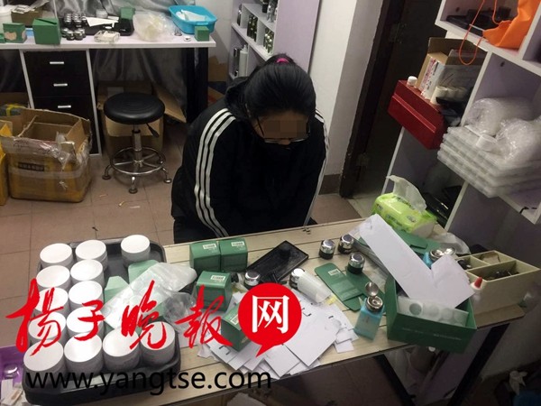 网售假冒高档化妆品在马桶边制造 涉及祖马龙等