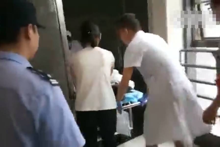 Xxxxwww偷闻袜子闻裤衩闻鞋调教