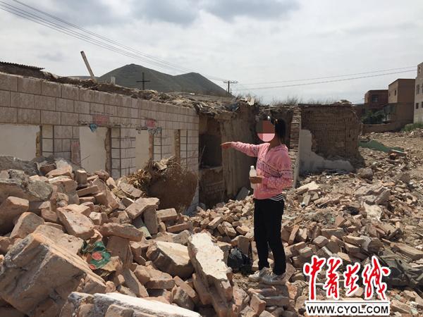 表妺洗澡让我进去摸她奶