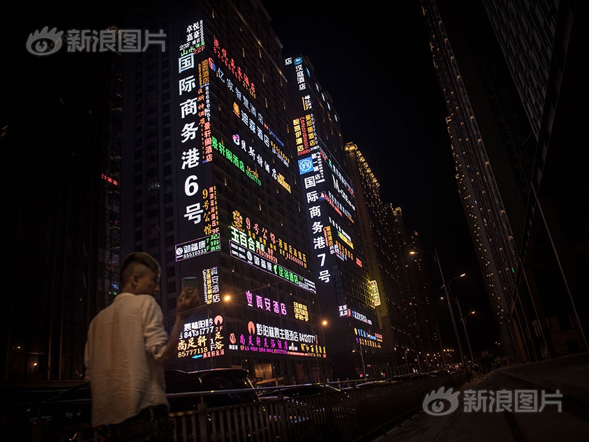 公厕偷拍女人尿尿