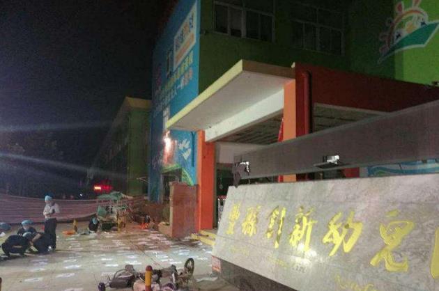女生扒开尿口让男生捅