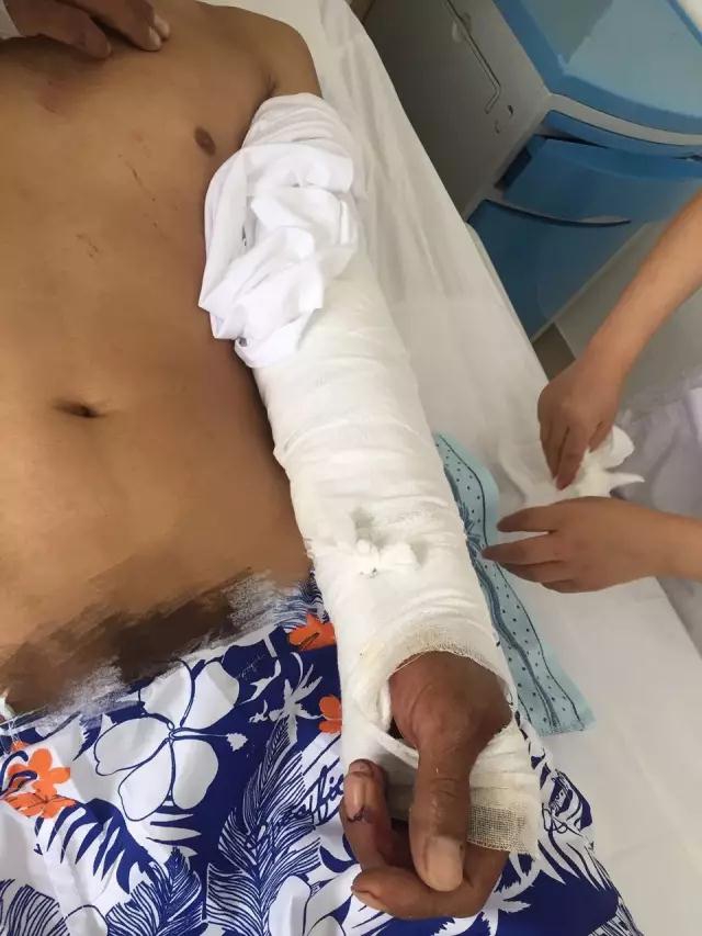 丝袜麻麻在厕所自慰
