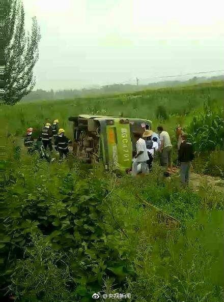 图文：7月21日河北蔚县附近发生交通事故 客车与货车相接已致10死10伤