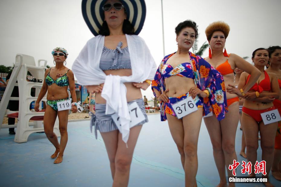 给岳M洗澡不小心进去了视频