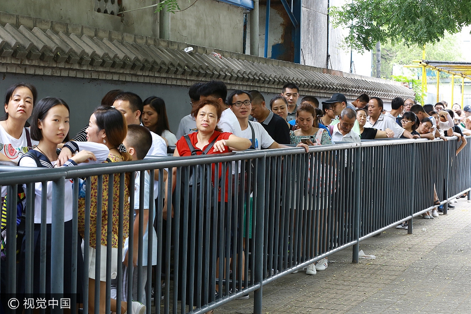 办公室撕开奶罩 吮奶明星