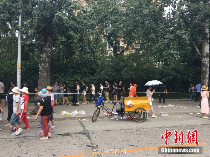 厨房掀开馊了裙子挺进去