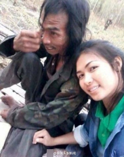 舌头伸入妈妈两腿之间