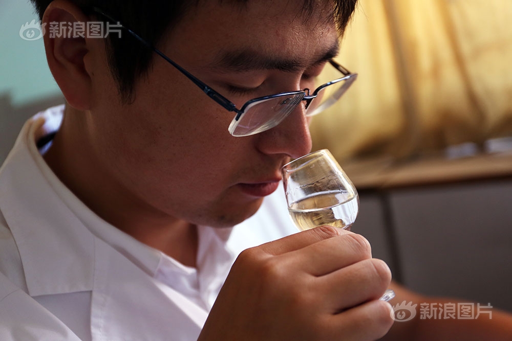 脱了内裤在阳台趴着被c