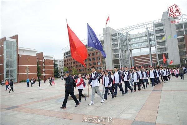 湖北1200名学生上"吃苦课" 寒风