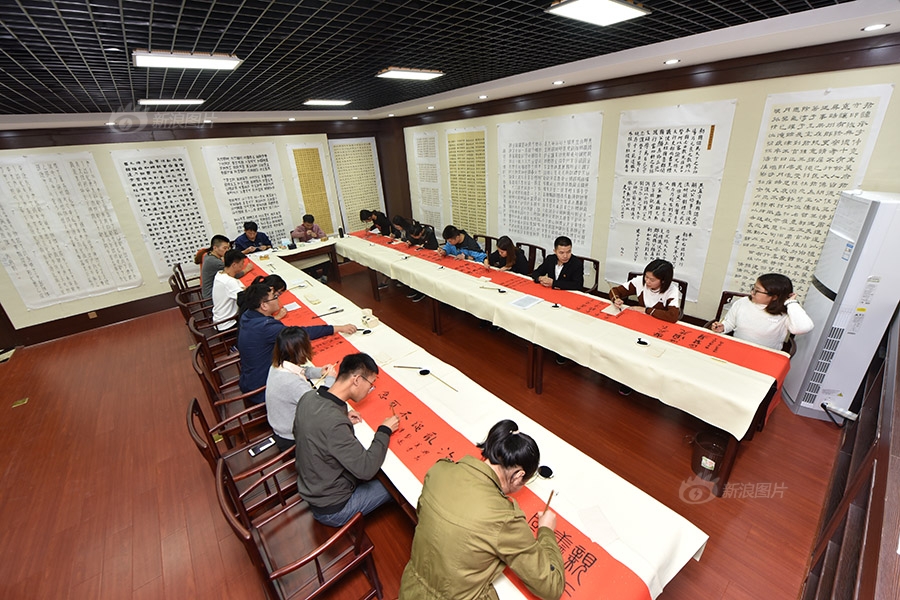 宜春学院十余名书法专业师生书写学习十九大精神心得