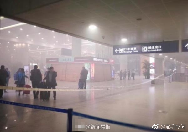 把 伸进女人的 公交车
