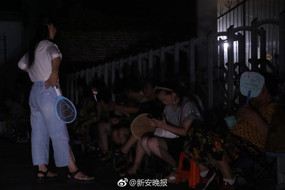 男生将坤坤申请女生定眼视频