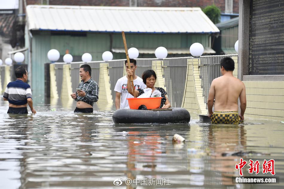 女人洗澡沐浴露全身