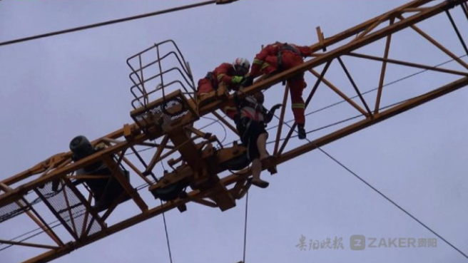 雷霆15號沙克爾福德疑似被肘擊 頭部後仰被吹假摔技犯