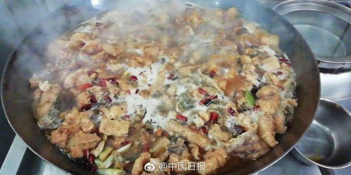 趁小表妺洗澡玩她捏她的胸