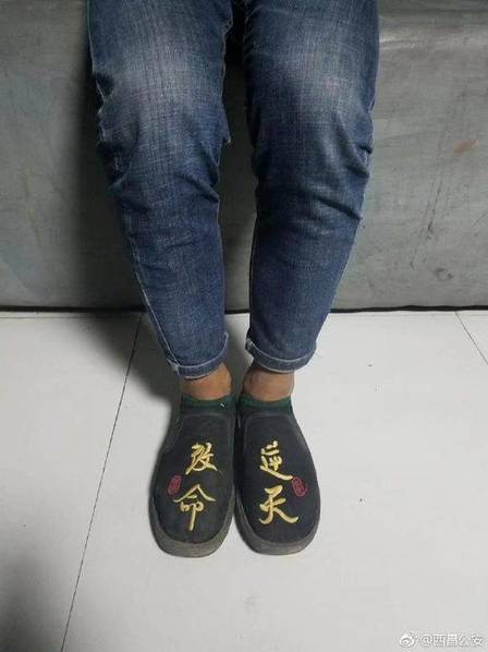 穿扒开 跪着让客人打屁股