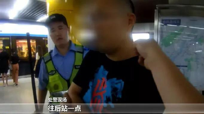 闺蜜偷偷把尿口给陌生人尿