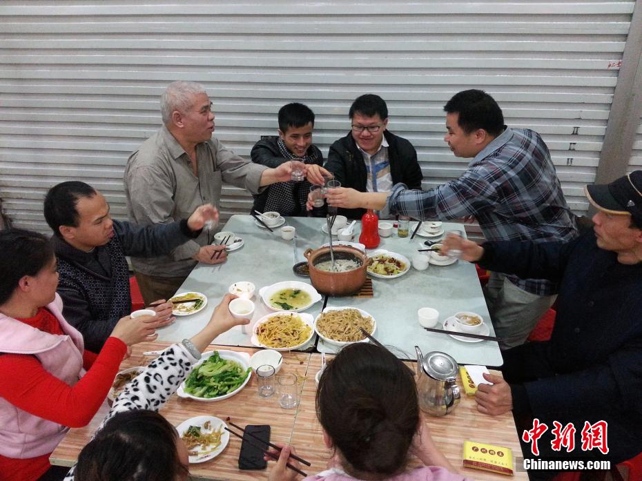 玩小雪跪趴把腿分到最大影视频