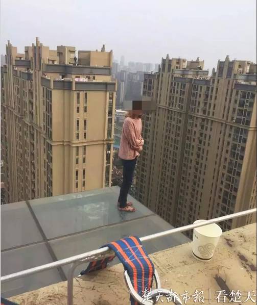 吃女王主人拉的大便和痰