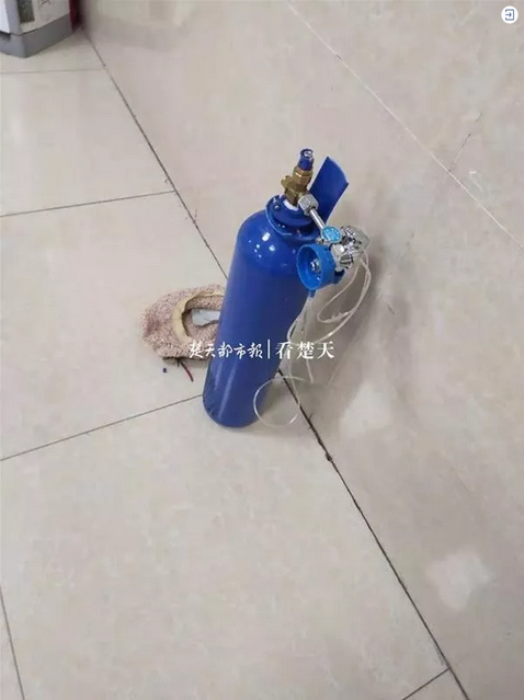放一个男人的大鸡巴插入女人逼逼尻逼尻逼