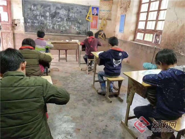国产绿帽边打电话边做
