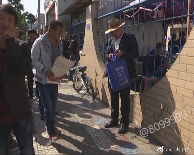撕开胸罩一边亲一摸