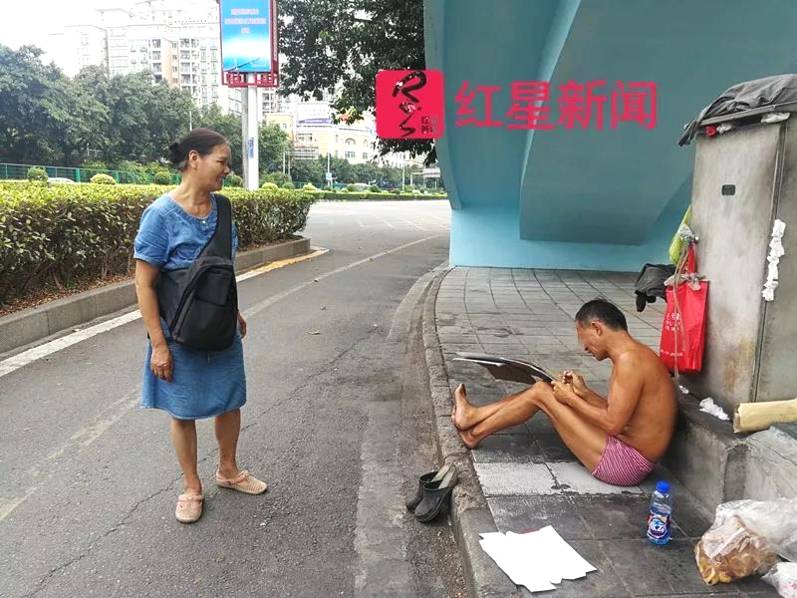 玩小雪跪趴把腿分到最大影视频