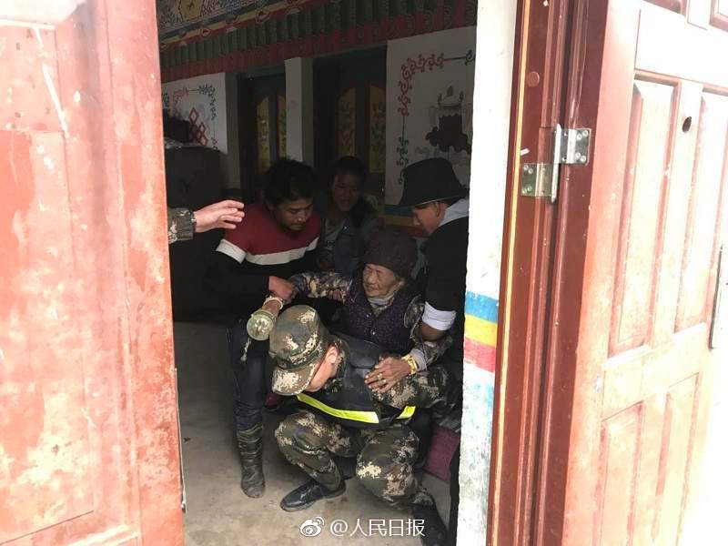 插进去操吃奶