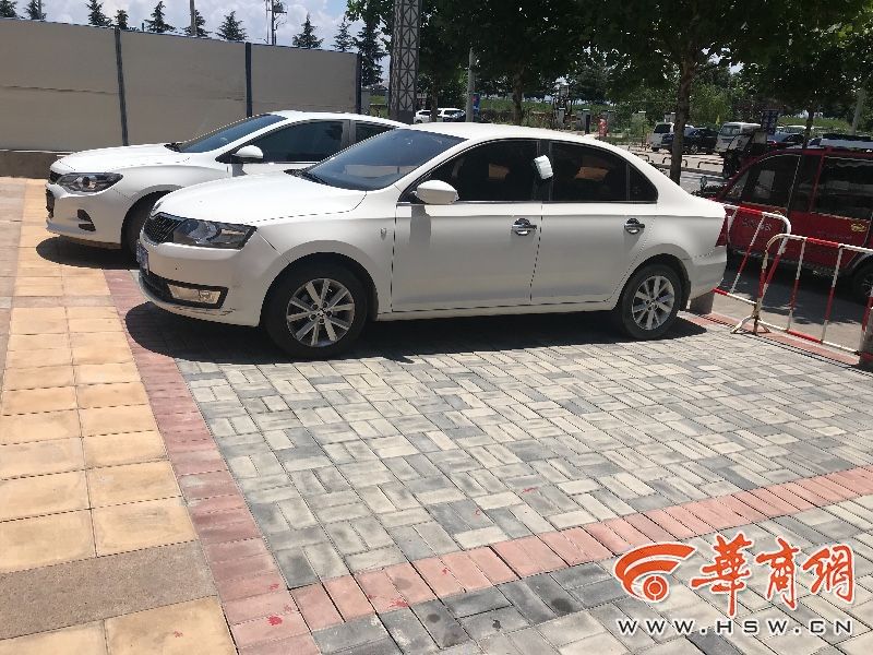 娇妻被黑人夹成了三明治
