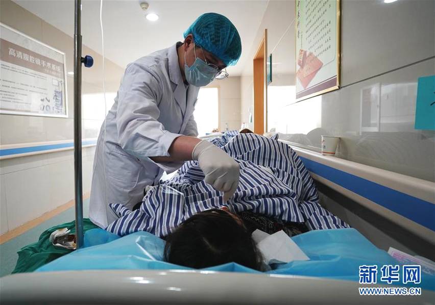 Chlnese乱子伦裸体沙滩