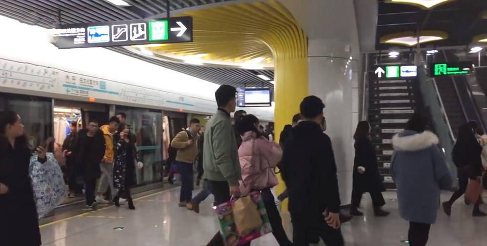 胡秀英光着屁股撅起来图片