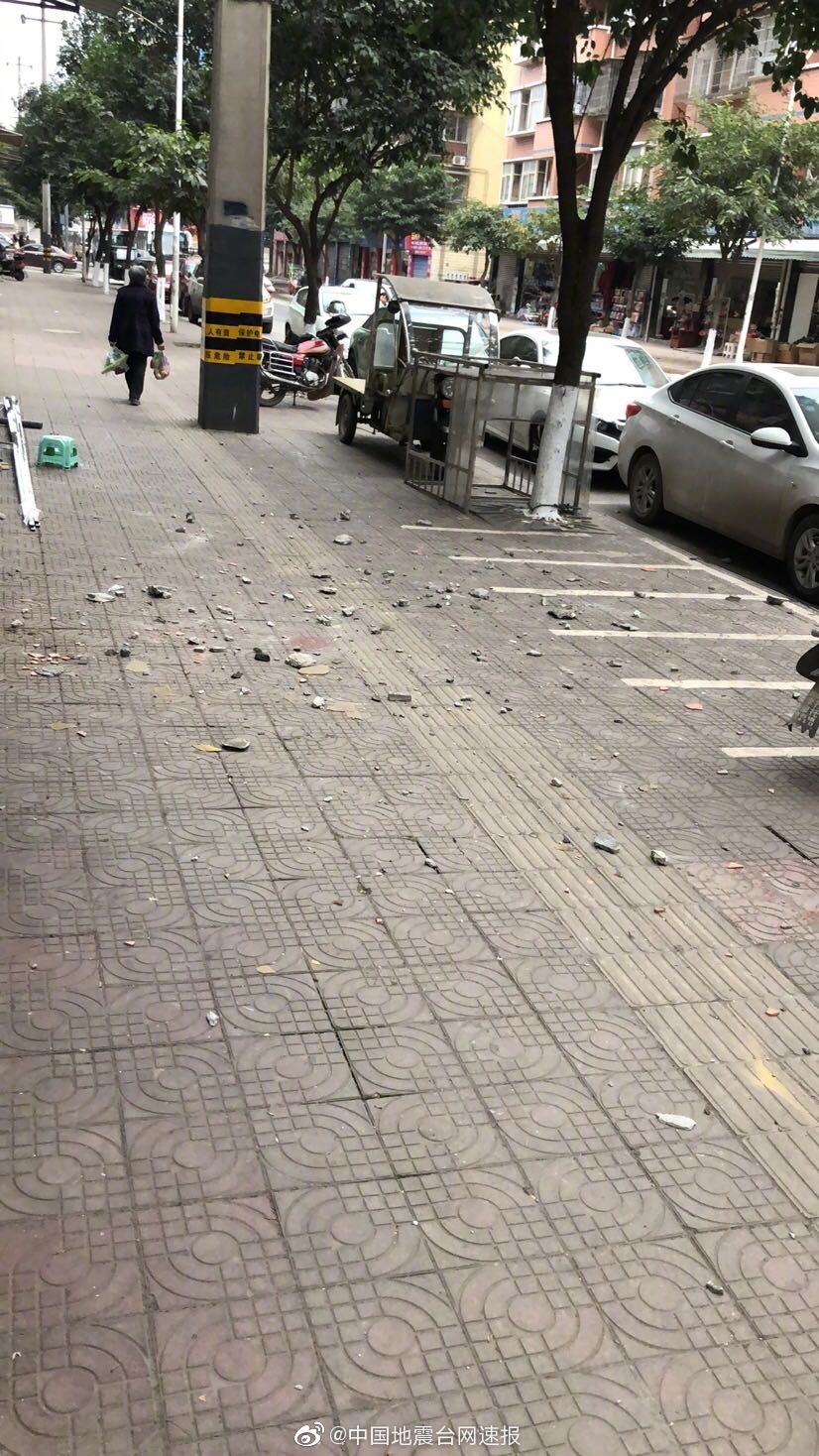 甘雨裸体被 扒开腿羞羞