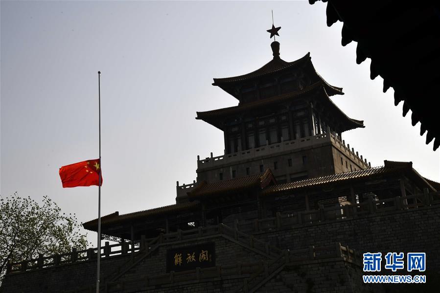 老师让我吃她胸 摸她奶