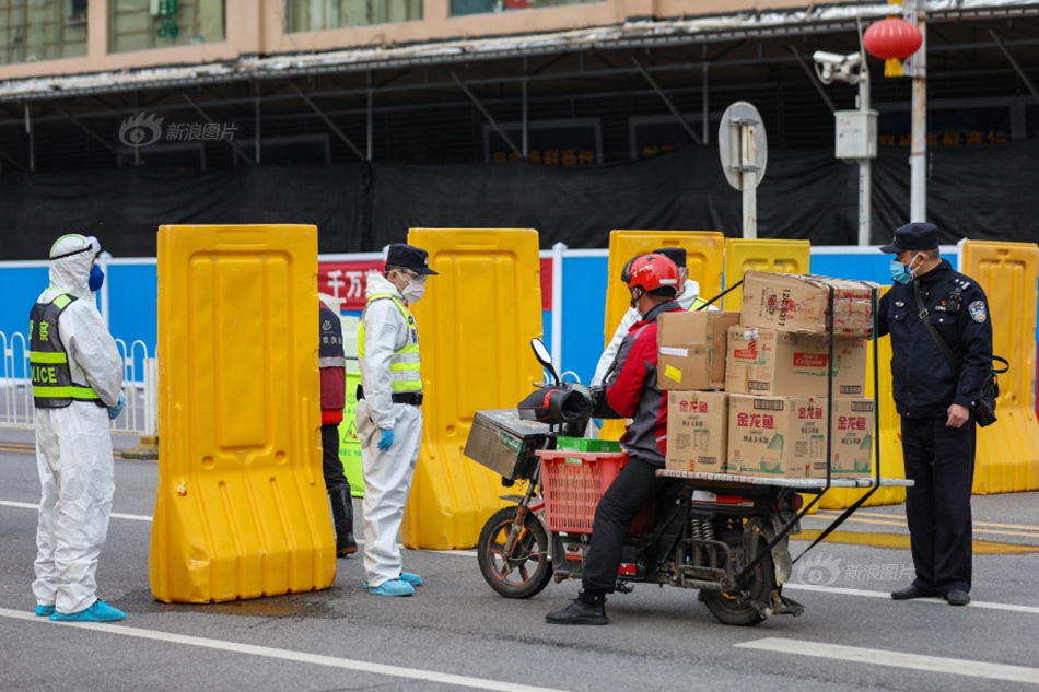 公车上扯掉内裤挺进去