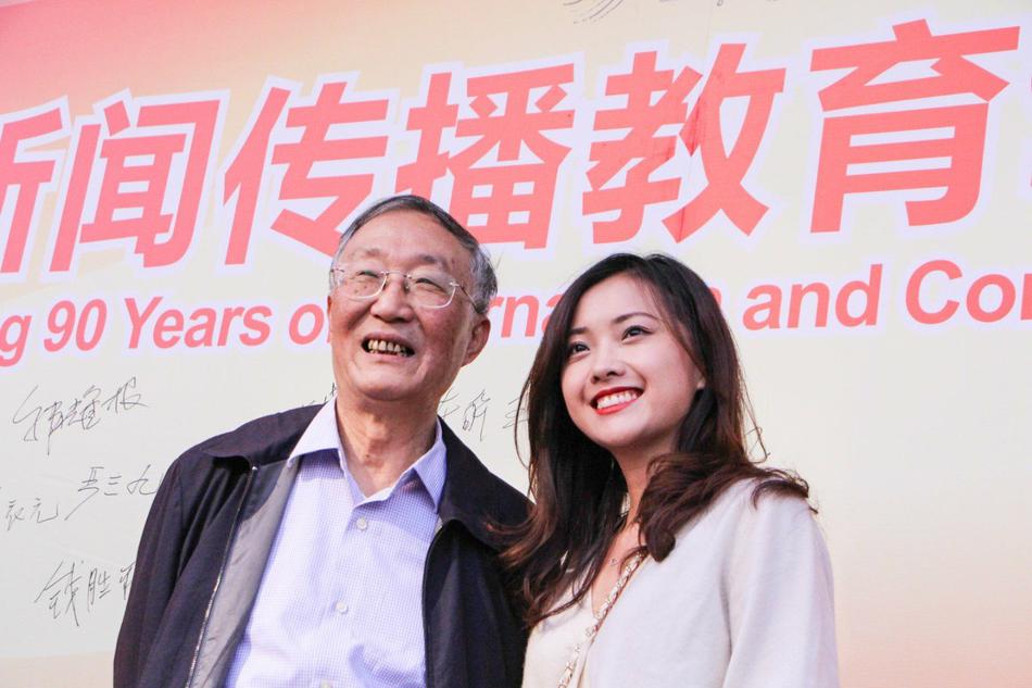 扒开老师裙子 狂揉 难看照片