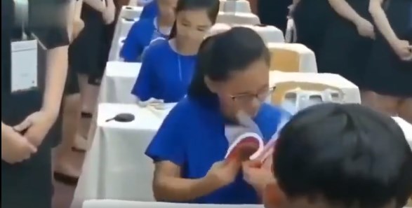 动漫撕开内衣 吸奶头