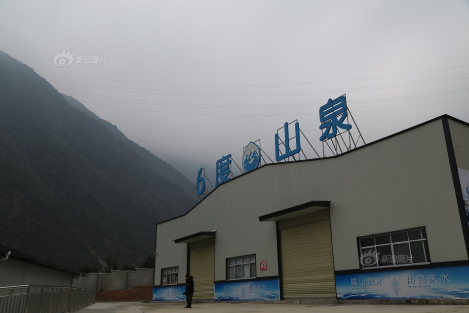女人脱了内裤趴开腿让男躁真人