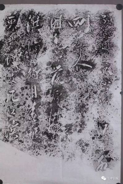 裸体展示瑜伽女教师