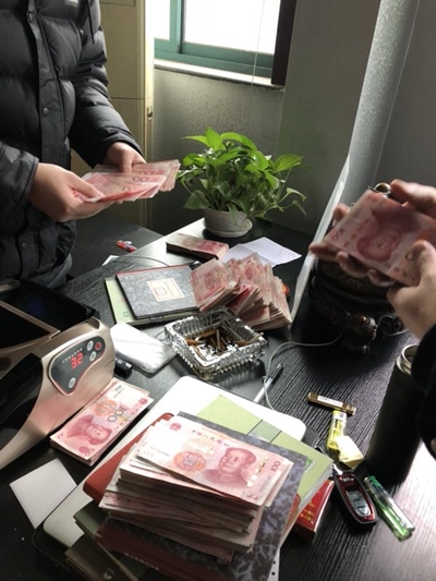 男孩打飞机