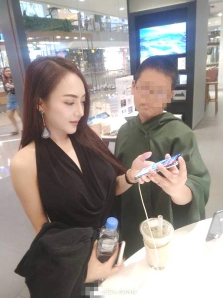 被女寝十几只白丝脚榨精