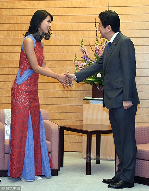 女性正面裸体撒尿