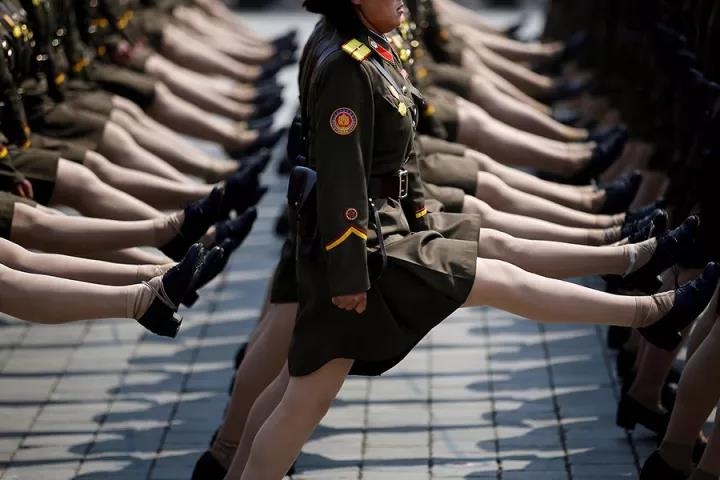 美女让男人捅