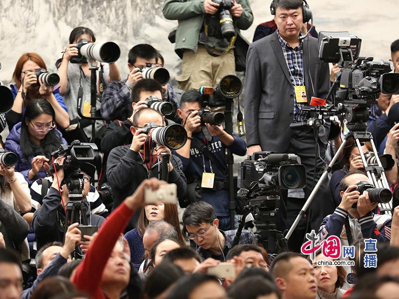 公交车上无套进内谢