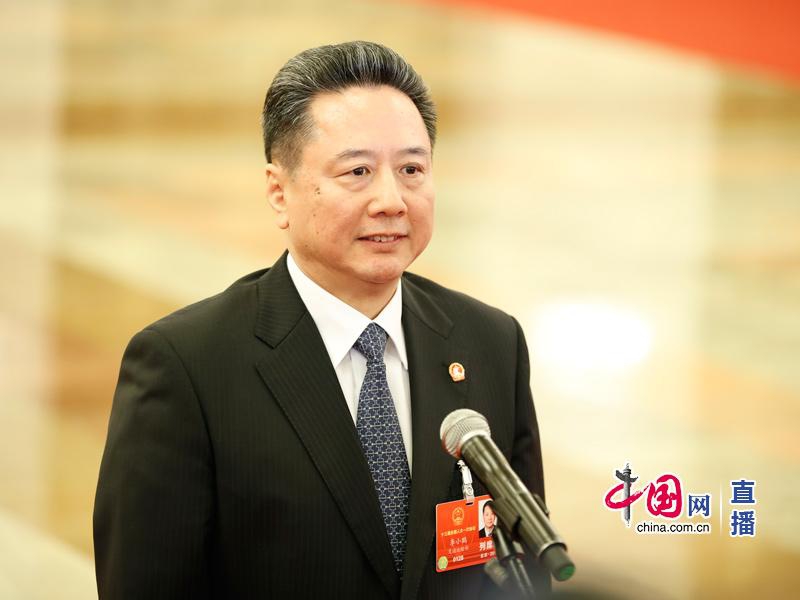 一个吃奶一个添下边18禁